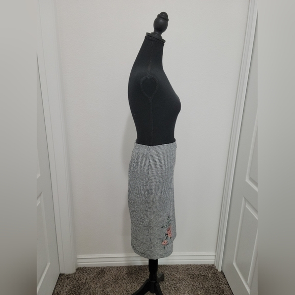DownEast Black and White Checkered Midi Pencil Skirt with Floral Details - Picture 4 of 12
